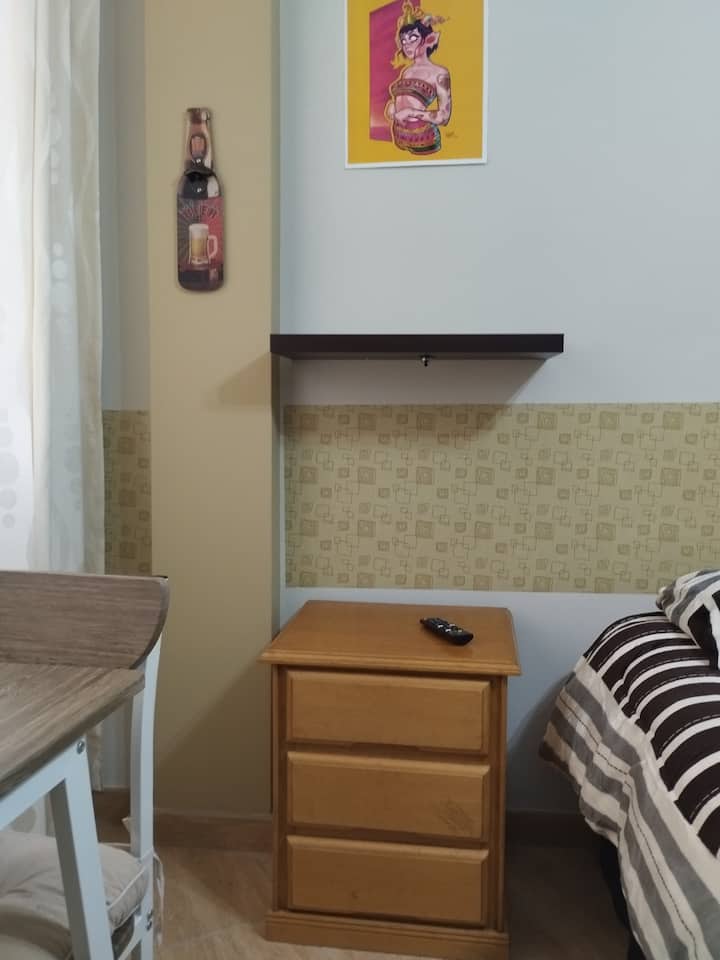 U sobi se nalazi svijeća i dvije police s obje strane kreveta na koje možete staviti svoje stvari kako bi vam bile pri ruci. Na stupu se nalazi i klip za otvaranje pića koje možete uživati u sobi.