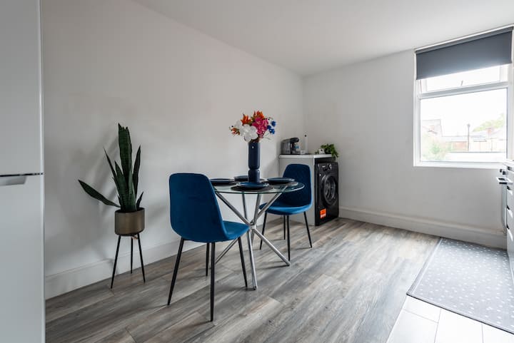 Contractor-ready 2br Apt L Free Parking | Wifi - Coventry