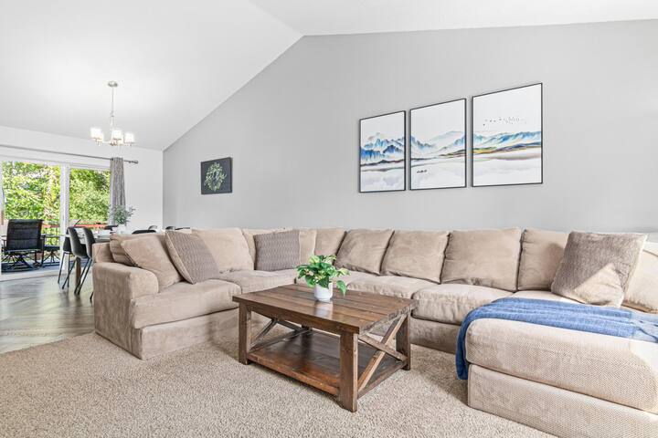 Open Concept | Hot Tub | Ping Pong gallery image 2