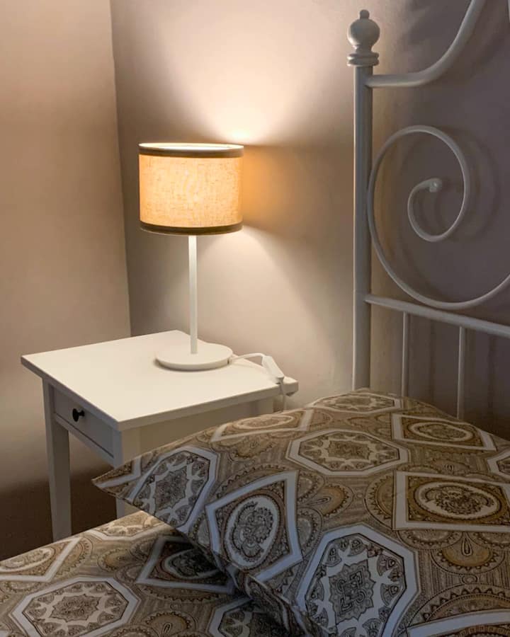 Le Jardin Secret-ის დიდსულოვნად დიდი საძინებელი გთავაზობთ კარადასა და უჯრის გულმკერდს, სადაც შეგიძლიათ მოაწყოთ თქვენი ნივთები.
 Მისი მარტივი, მაგრამ დახვეწილი სტილი განებივრებს თქვენს დასვენებას და თავს ისე გაგრძნობინებთ, როგორც საკუთარ სახლში.