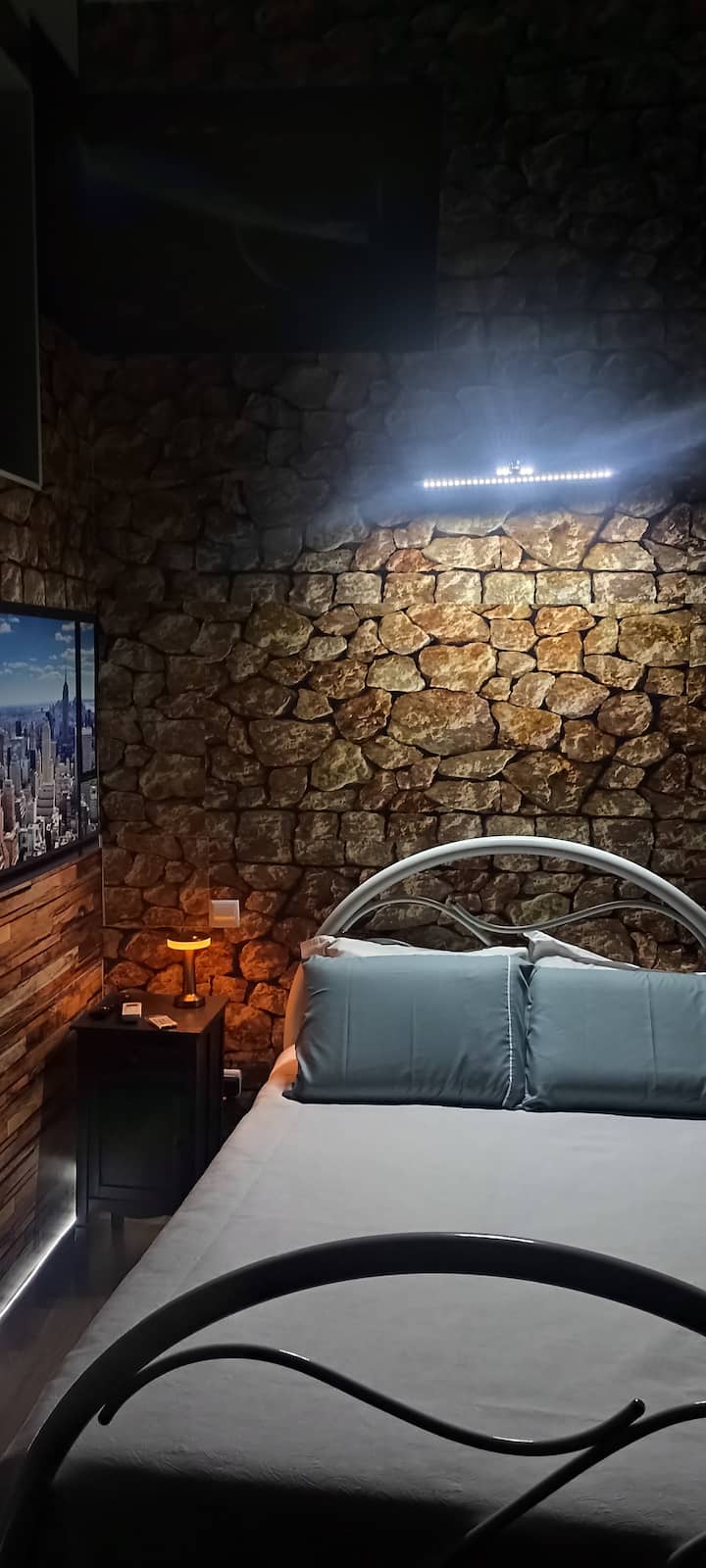 23,40 m² 2 Štúdio s vlastným WC 3,20 m² 2, vybavené klimatizáciou, káblovou TV, bezplatným pripojením Wi-Fi, priamym a nepriamym LED osvetlením, práčkou a raňajkami, altitafantom s Bluetooth, vybavenou kuchyňou a kuchynským riadom.