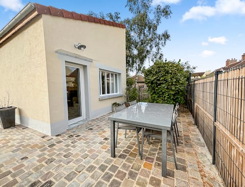 Single-storey house, secure parking, close to the station