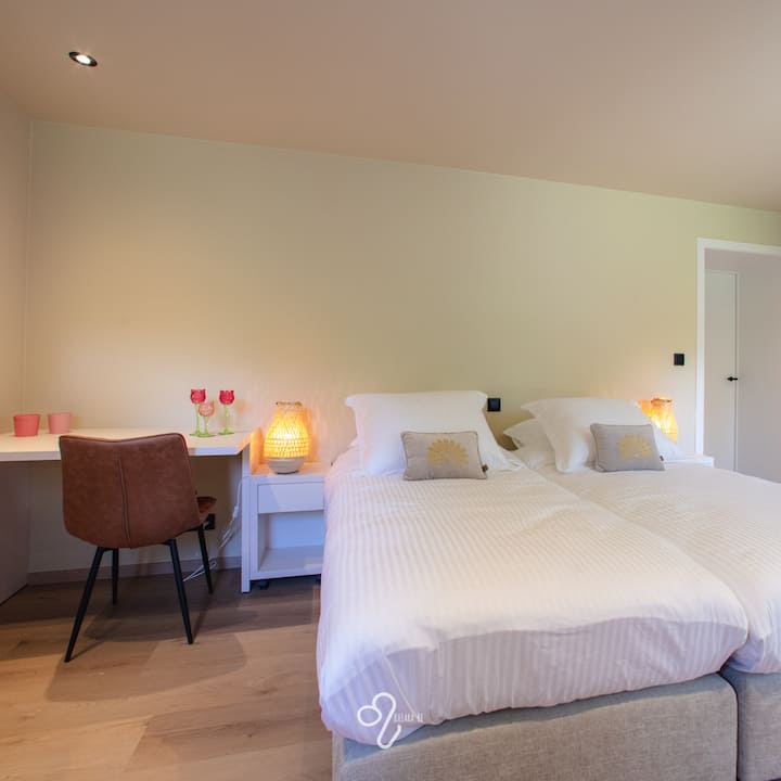 Gelijkvloers slaapkamer met badkamer aangepast aan personen met eventueel een rolstoel of moeilijker ter been zijn.