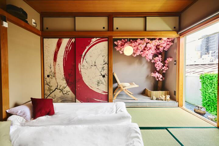 駅徒歩2分、新宿電車4分、寝室4室、リビングルーム1室、シャワー2室、お子様向けボルダリング gallery image 2