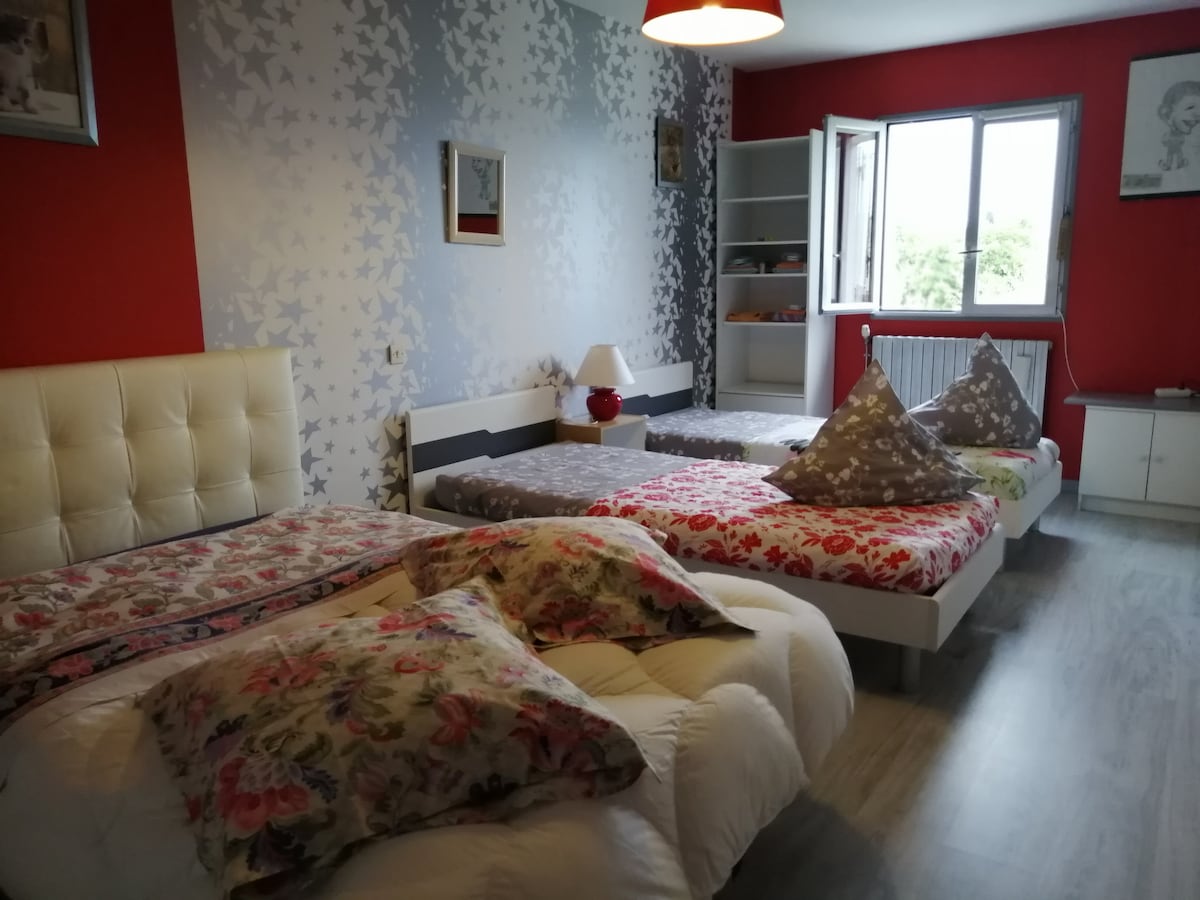 ห้องนอนมีเตียงขนาด 140 ซม. สำหรับสองคน และเตียงขนาด 90 ซม. สองเตียง พร้อมตู้เสื้อผ้าและตู้เก็บของ มองเห็นสวน