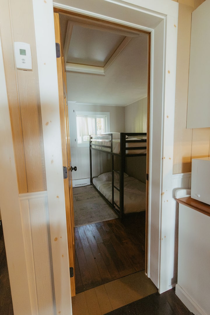 Секундарна спална соба со двоен душек на спрат