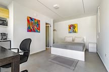 Queen Studio w/Kitchenette Near Beach & WiFi