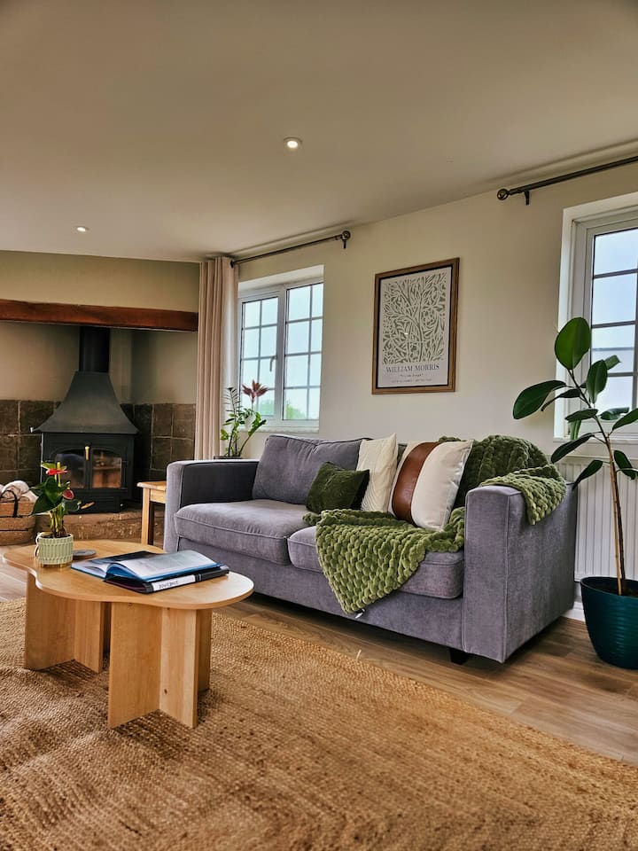 Alpacas, Private Hot Tub & Stunning Country Views - Stourport-on-Severn