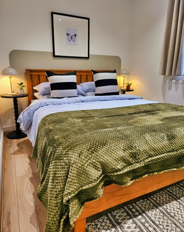 Cama king aconchegante com travesseiros e cobertores macios