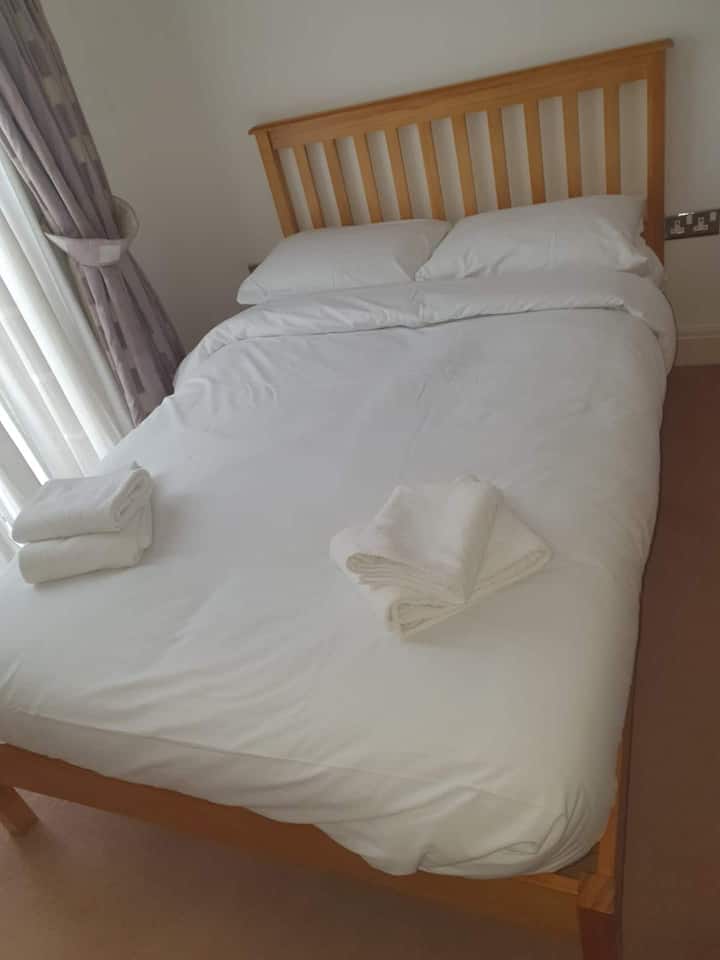 Doživite spokoj svoje nove spavaće sobe osmišljene za ugodne noći i mirne dane. Savršeno utočište za opuštanje i punjenje. #WelcomeHome #TranquilBedroom #SyonPark #5MinutesToKewGardensUNESCO