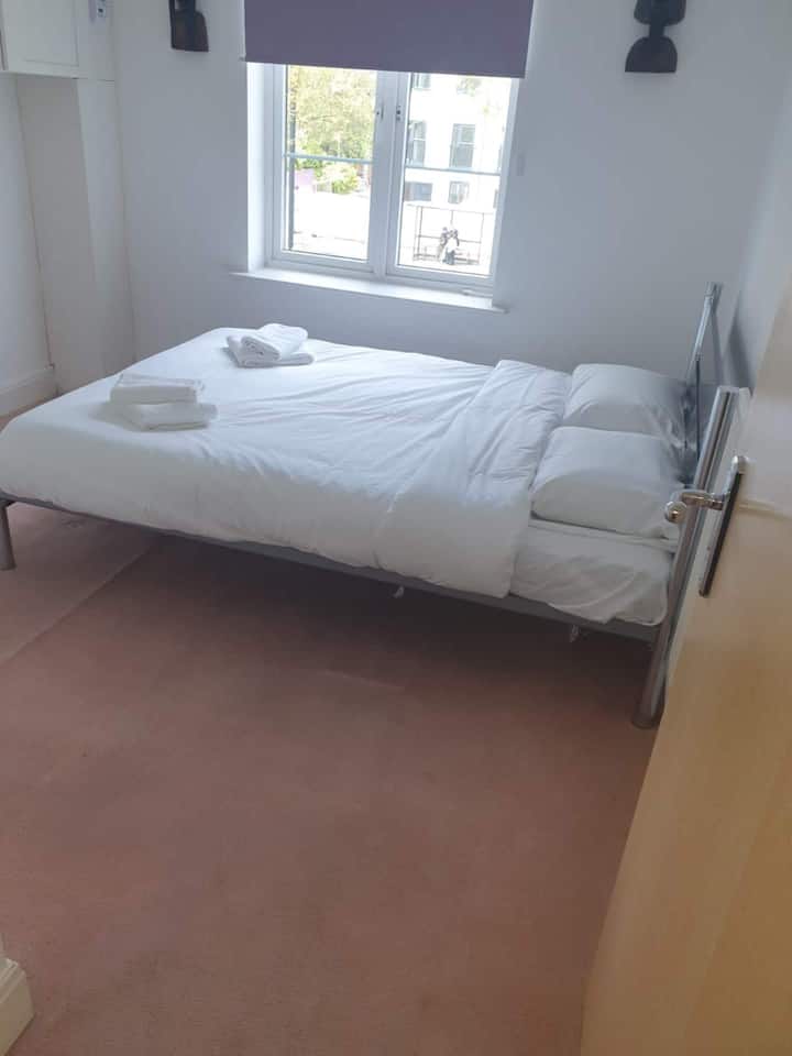 Zakoračite u elegantnu spavaću sobu u kojoj se udobnost spaja s elegancijom. Uživajte u opuštajućem prostoru osmišljenom kako bi svaki noćni san bio osvježavajući. #WelcomeHome #StylishBedroom #SyonPark #5MinutesToKewGardensUNESCO