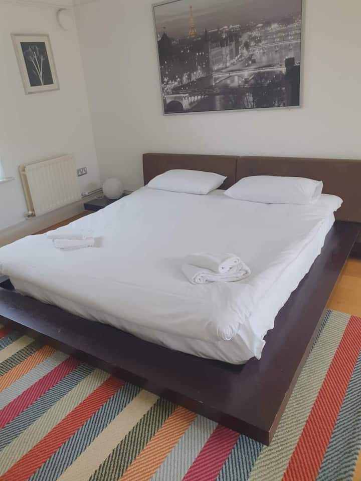 Otkrijte svoj odmor u ovoj dobro opremljenoj spavaćoj sobi. Uživajte u mirnim noćima i udobnosti u prostoru uređenom samo za vas. #WelcomeHome #RestfulRetreat #SyonPark #5MinutesToKewGardensUNESCO