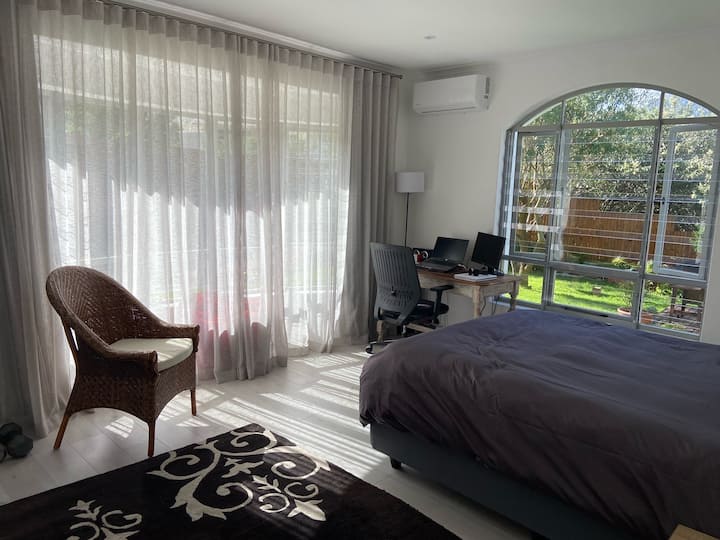 Velika 2. spavaća soba s bračnim krevetom, pogledom na vrt, prostorom za rad i klima-uređajem. 