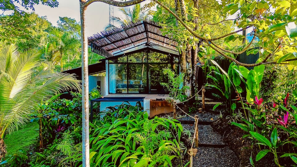 Pond House in the Costa Rican jungle, Parrita, Puntarenas, Costa Rica, photo 1 of 10