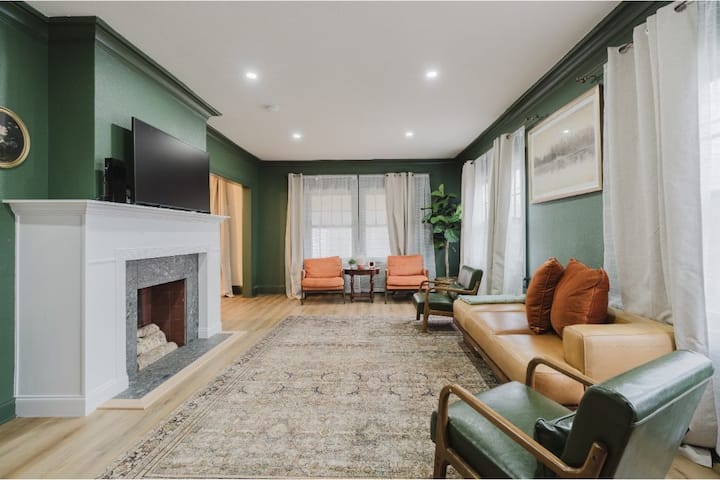 Spacious & Charming Home W/ Garden - Boathouse District - Oklahoma City