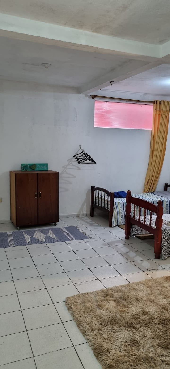 Táto izba je veľmi priestranná, môžete si sadnúť na posteľ a porozprávať sa o udalostiach dňa. Môžete si tiež sadnúť na koberec kresla a zahrať si Uno s rodinou. 