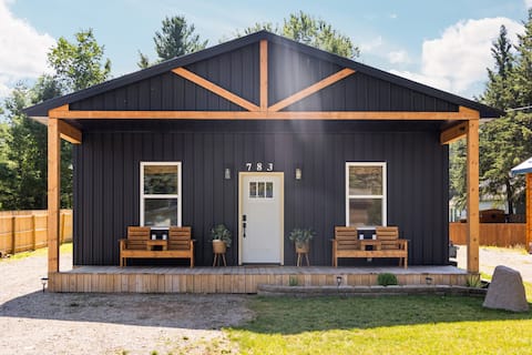 Cozy Cabin | Golf, Firepit & Northern MI Adventure