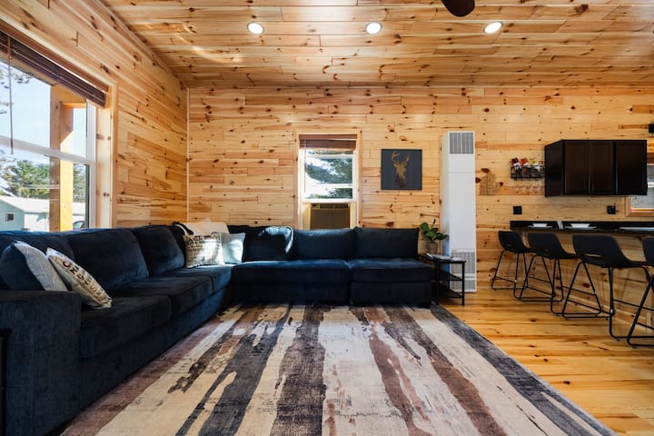 Cozy Cabin | Golf, Firepit & Northern Mi Adventure - Gaylord, MI