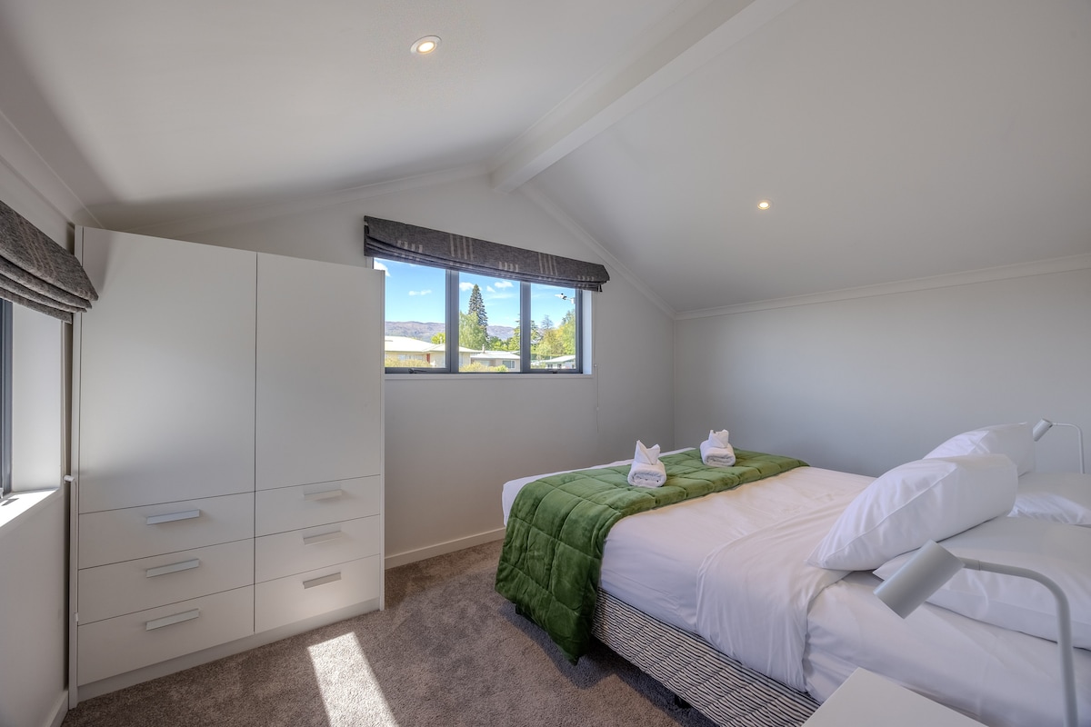 Удобен брачен кревет (широк 150-179 см) со греење и електрично ќебе. 