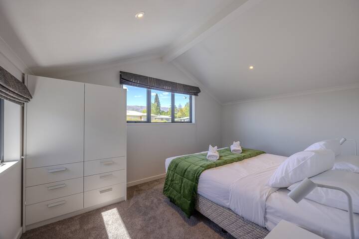 Comodo letto matrimoniale grande con riscaldamento e coperta elettrica. 