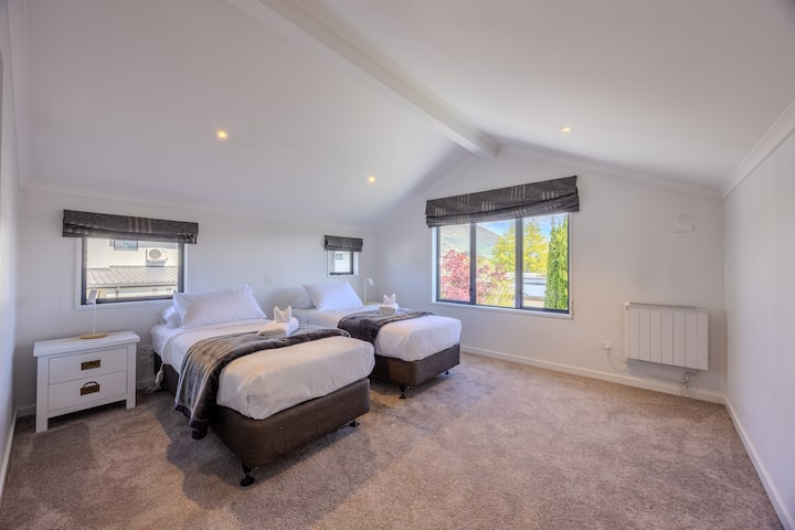 Due letti singoli (possono essere trasformati in un letto matrimoniale grande su richiesta) con riscaldamento e coperte elettriche. Questa camera ha anche accesso a un bagno privato. 