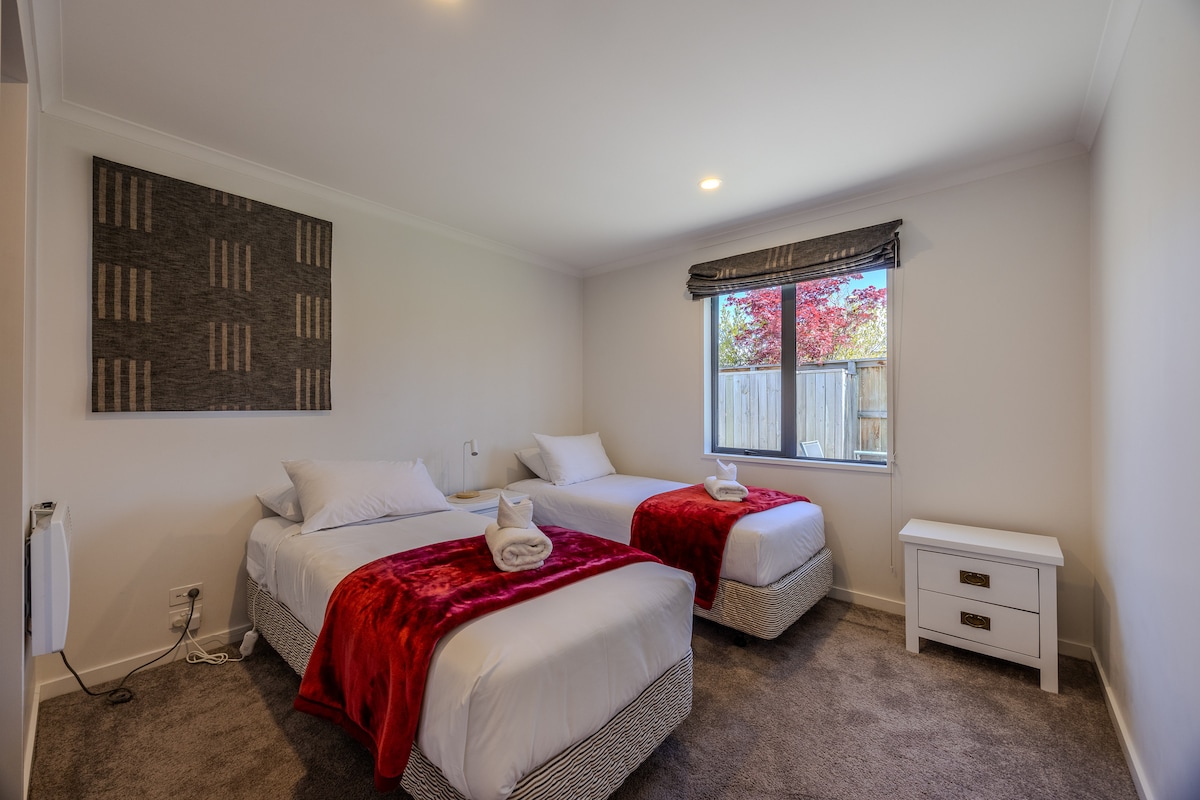 Два единечни кревета (може да се направат во еден брачен кревет на барање) со греење и електрични ќебиња. 