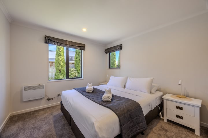 Comodo letto matrimoniale grande con riscaldamento e coperta elettrica. 