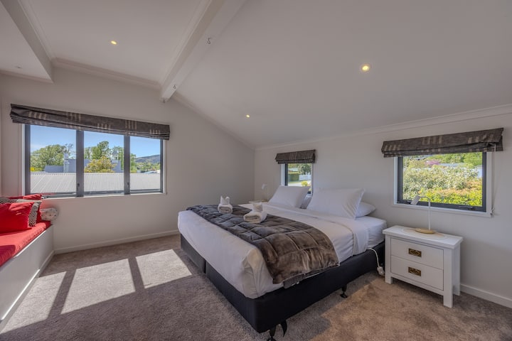 Comodo letto matrimoniale grande con riscaldamento e coperte elettriche. Questa camera dispone anche di una TV e di un bagno privato. 