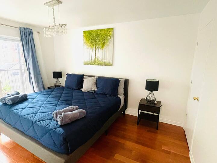 Основна спалня с огромно двойно легло