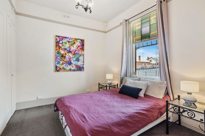 Détendez-vous dans la deuxième chambre, avec un lit queen size confortable. Cette chambre offre un havre de paix, assurant une bonne nuit de sommeil dans un cadre élégant.