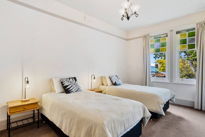 Parfaite pour les enfants et les adultes, la troisième chambre dispose de deux lits king size simples. 