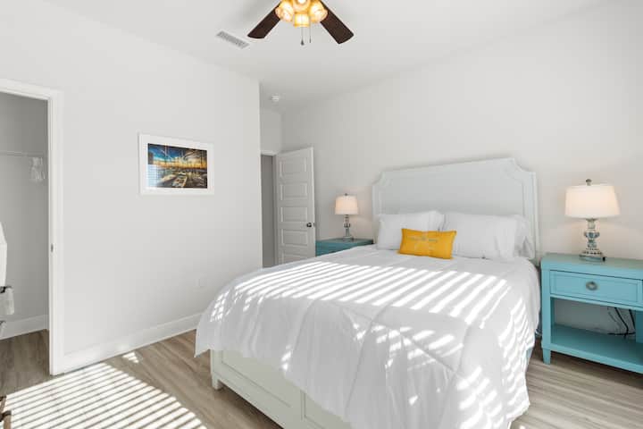 Проста и спокойна, тази стая предлага комфорт, уединение и пространство за възстановяване след приключенията по крайбрежието.