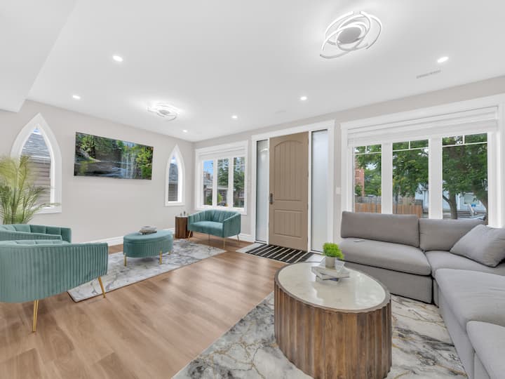 5 Bedrooms Modern Oasis – Sleeps 10, Near Downtown