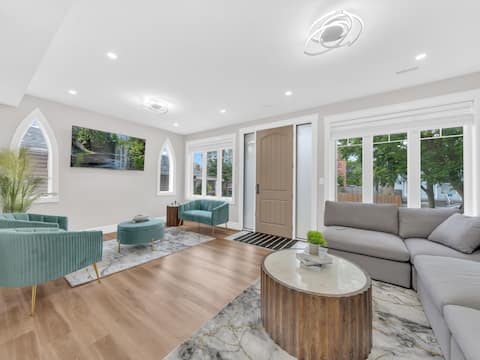 5 Bedrooms Modern Oasis – Sleeps 10, Near Downtown