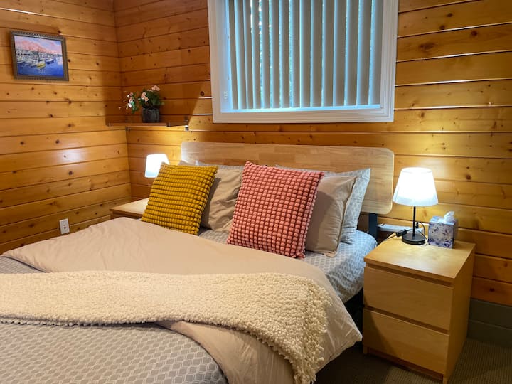 Cozy Pine Forest Getaway - Redmond, WA
