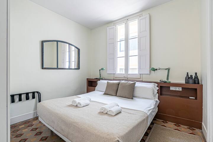 Paseo de gracia elegant apartment gallery image 3