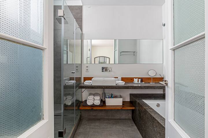 Paseo de gracia elegant apartment gallery image 4