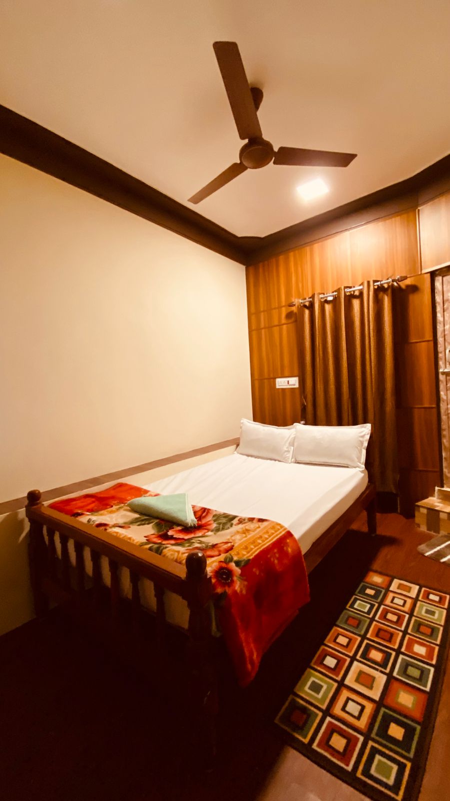 Een slaapkamer met een houten interieur zorgt voor een warme, uitnodigende en natuurlijke sfeer. Het gebruik van hout, in de vorm van lambrisering, meubels, vloeren of accenten, voegt diepte, textuur en een gevoel van rust toe aan de ruimte.