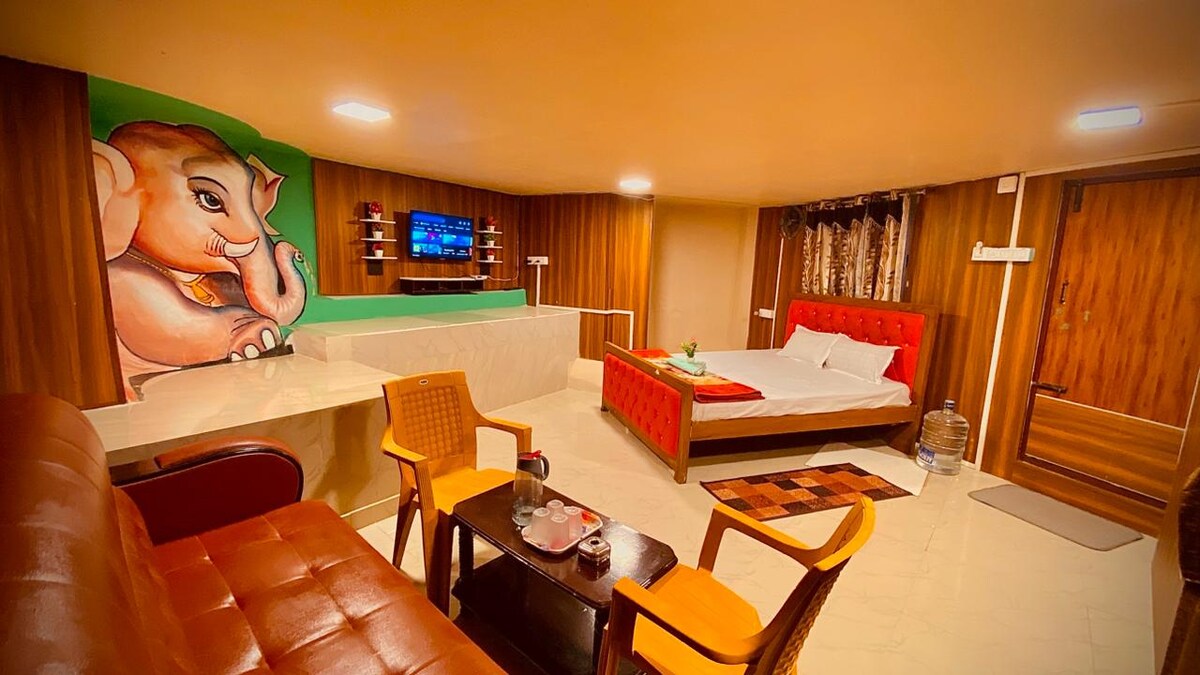 Een slaapkamer met een houten interieur zorgt voor een warme, uitnodigende en natuurlijke sfeer. Het gebruik van hout, in de vorm van lambrisering, meubels, vloeren of accenten, voegt diepte, textuur en een gevoel van rust toe aan de ruimte