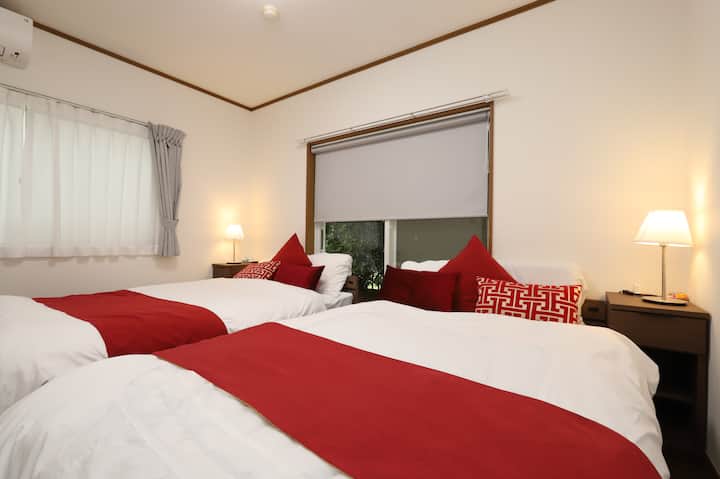 2 מיטות זוגיות
מתאים ל -4 אנשים.