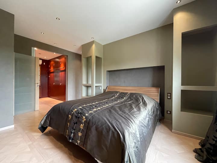 Chumba cha kwanza cha kulala kilicho na televisheni, kiyoyozi na chumba cha kuvaa kwenye ghorofa ya chini