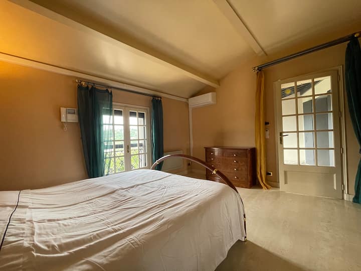 Ghorofa ya 1 ya chumba cha kulala yenye ufikiaji wa roshani ya kujitegemea