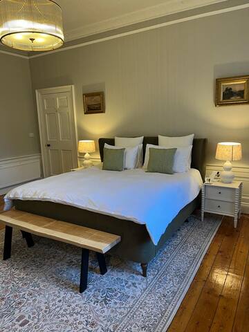 Luxury New Town period apartment gallery image 2