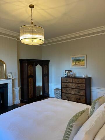 Luxury New Town period apartment gallery image 4