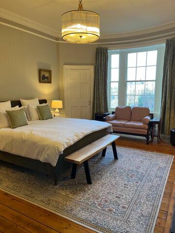 Luxury New Town period apartment gallery image 3