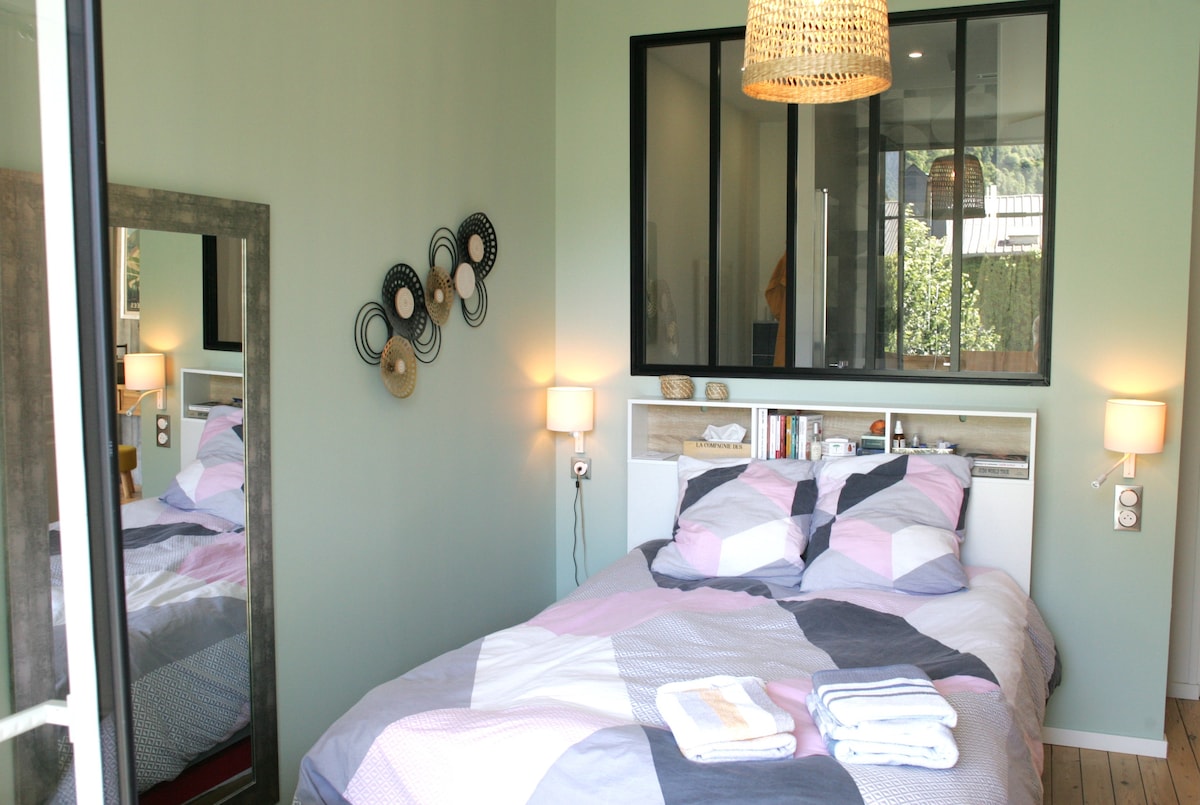 חדר שינה ראשי עם נוף לנמל ונאסקה (ספרד מאחור) מהמיטה וחדר הרחצה הממוקמים מאחורי גג הזכוכית