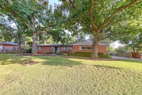 She Shed Main House: Gorgeous, 1.8m to BP Stadium
