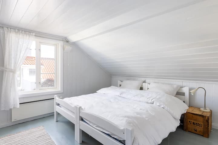 ห้องนอนพร้อมเตียงคู่และวิว Skagerak