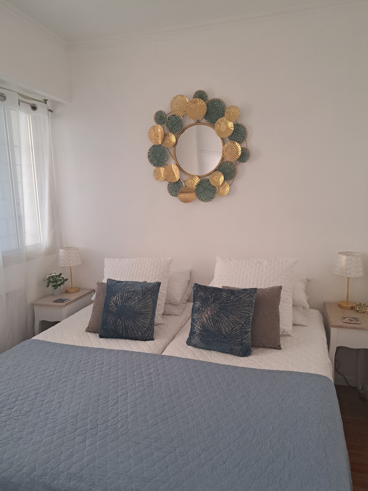 Спокојна спална соба со сопствена бања. 