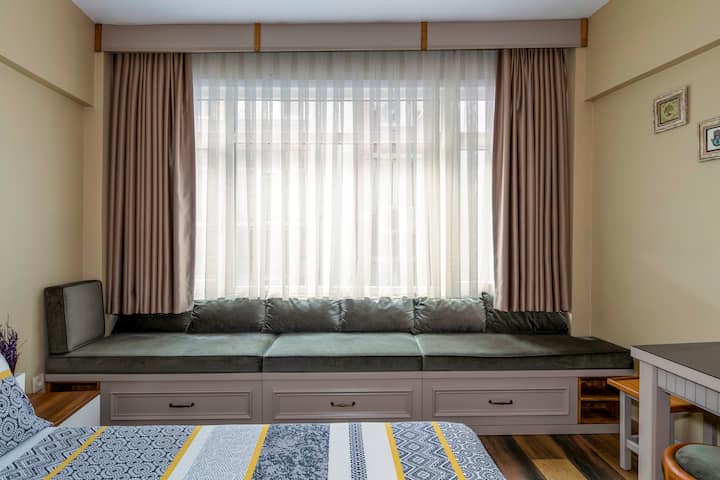 • Vaša izba má priestor na sedenie a pohodlné miesto na spanie pre jednu osobu. 

• Vaša izba má priestor na sedenie a dostatočne pohodlný priestor na spanie pre jednu osobu.